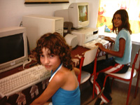 Crianças da ATl numa aula de informática